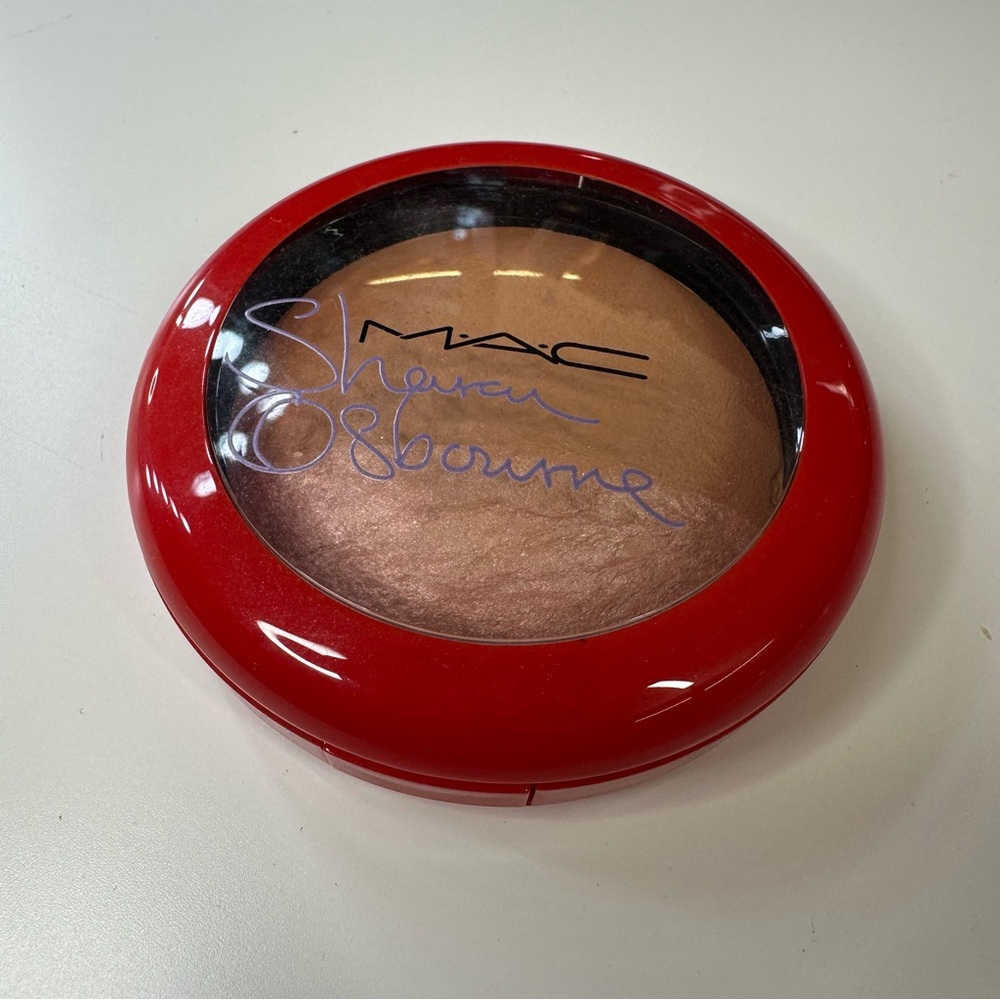 MAC x Sharon Osbourne Mineralize Skinfinish in Refresh, Soft Brown - Picture 8 of 9